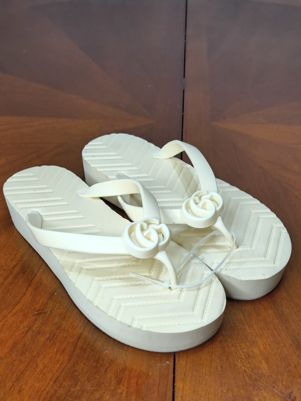 Women’s Gucci Cream Wedge Flip Flops Size 9/10 AX